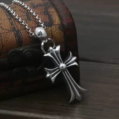 セレブ風 クロムハーツ CHROME HEARTS シルバー925 個性的なデザイン　ペンダントトップ 十字架