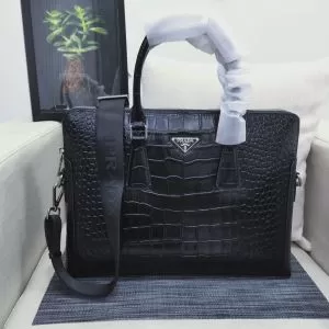 ビジネスバッグ 秋服コーデ2020年版 プラダ 秋にはやる最新作を先取り PRADA 大胆なチェックの人気トレンド