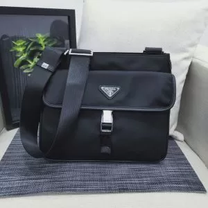 ショルダーバッグ 2020秋に注目したい プラダ おしゃれさんはいち早く取り PRADA 新作アイテムが今年流
