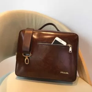 ハンドバッグ 最新秋冬トレンドをチェック202020秋冬 プラダ絶対おさえるべきカラーと最新 PRADA 今年の流行りファション