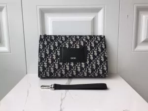 ディオール DIOR ポーチ 2020年春夏流行ファッション 春夏シンプルファッションでOK