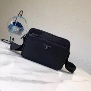 秋冬から人気継続中 ショルダーバッグ プラダ 最速2020秋冬トレンドブランド PRADA 今年らしい新しい人気色