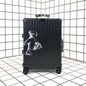 暑い季節も大活躍 リモワ Rimowa 《2020年》今、注目のストリートスーツケースすっきりした印象に