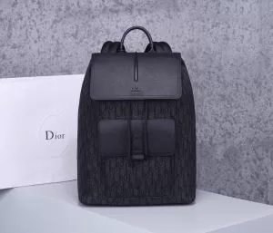 価格帯が低い ディオール DIOR 非常にシンプルなデザインな リュック 高級感のある素材