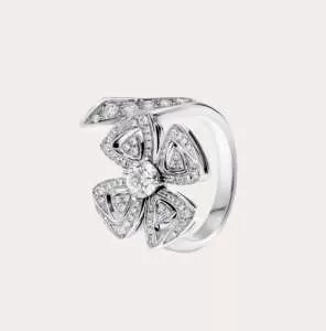この時期の一番人気は リング指輪 コーデの完成度を高める ブルガリ BVLGARI さらに魅力的