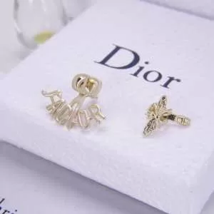 大人の可愛さを引き立て ディオール 大人カジュアル夏ファッション2020 DIOR ピアス キレイめ感が強い