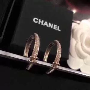 ピアス 季節をまたい新作アイテム シャネル2020即旬な装いに CHANEL きちんと感が抜群 夏らしい季節感