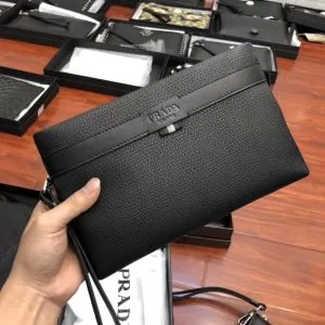 ポーチ オススメしたい最新注目ファション おしゃれな夏ファッション2020 プラダ PRADA