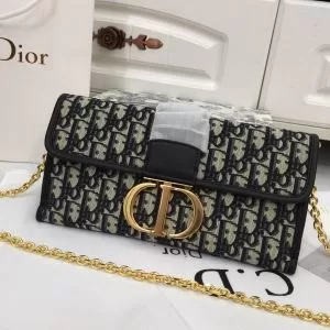 上品な涼やかさある印象に ディオール DIOR爽やかすぎない大人の印象に レディースバッグ トレンドアイテムとして継続