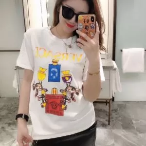 差をつけたい人にもおすすめ2色可選 ヴェルサーチ春夏コレクション新品 VERSACE 半袖Tシャツ大活躍する