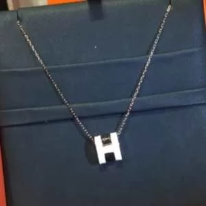 エルメス HERMES ネックレス 春夏アイテムから新たに登場 海外セレブが注目アイテム