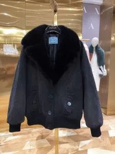 プラダヒットする秋冬コレクション　 PRADA 今年注目すべき秋冬ファッション　ブルゾン　2020トレンドアイテム激安