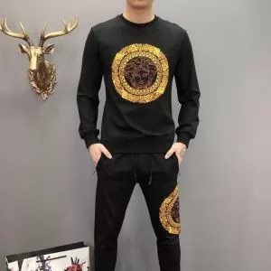 ヴェルサーチ 上下セット おしゃれなファッションコーデ 2020秋冬トレンド押さえておきたい VERSACE