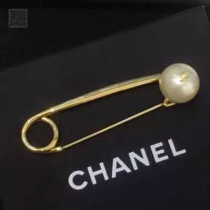 シーズンの人気 オシャレ印象で人気の高い シャネル CHANEL ブローチ