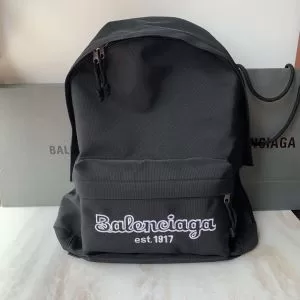 秋冬コーデと相性がいい バレンシアガ おしゃれなファッションコーデ BALENCIAGA リュック 2020トレンド秋冬おすすめ安い