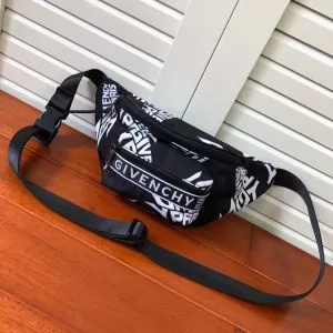 202020秋冬トレンドファッション ジバンシー GIVENCHY 最新秋冬トレンドをチェック ウエストポーチ 秋冬流行りファション