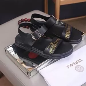サンダル スタイルUPして着こなす ヴェルサーチVERSACE2020年春夏のトレンドアイテム おしゃれな大人の着こなし