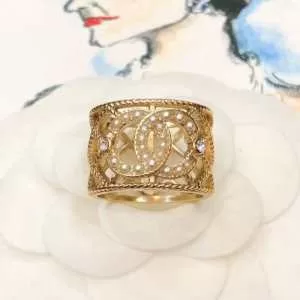 きちんと感が抜群 2020年の夏のマスト リング指輪 クラシカルな雰囲気 シャネル CHANELこの夏は注目新作