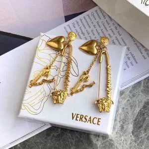 ピアス デザイン抜群のアイテム ヴェルサーチVERSACE 2020年春夏流行ファッション トレンド感があって涼しげ
