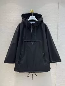 秋にこれがはやりそう　プラダ PRADA 2020秋冬トレンド押さえておきたい　フード付きコート　注目の秋ファッション一番