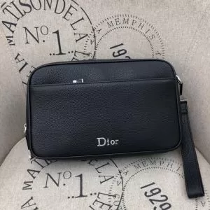 今なお素敵なアイテムだ ディオール DIOR 今年の春トレンド ポーチ 大人の新作こそ