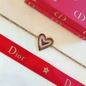 ちょっと大人の印象 ディオール 2020年春夏流行ファッション DIOR ブレスレット ドレスアップ効果も抜群