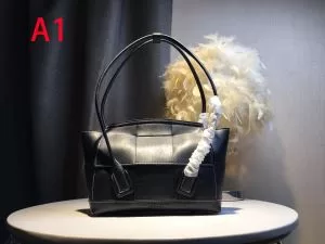 《2020年》今、注目のストリート ボッテガ ヴェネタ 爽やかな色合い BOTTEGA VENETA レディースバッグ 素敵なスタイルで夏の定番 多色選択可