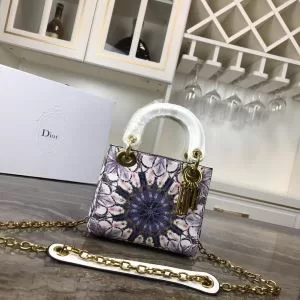 ディオール DIOR ハンドバッグ 2020年春夏のトレンドアイテム 春夏シンプルファッションでOK