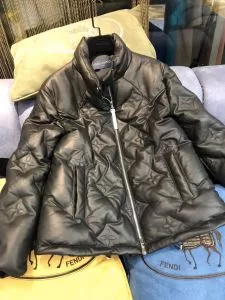 ルイ ヴィトン 秋服コーデ2020年版 LOUIS VUITTON 大胆なチェックの人気トレンド ダウンジャケット 2020秋冬トレンドアイテム