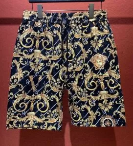VERSACE 手頃価格でカブり知らず ヴェルサーチ 価格も嬉しいアイテム ショートパンツ