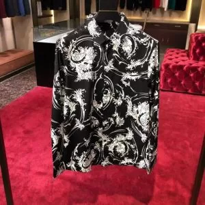 着る芸術品ヴェルサーチコピーLE POP CLASSIQUE PRINT カジュアルシャツコーデ VERSACE大人スタイリッシュ新作