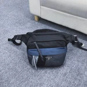 プラダ 大胆なチェックの人気トレンド PRADA 秋服コーデ2020年版 ウエストポーチ 秋にはやる最新作を先取り