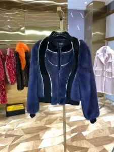 FENDI 秋冬コーデと相性がいい フェンディ ハーフコートおしゃれなファッションコーデ 2020トレンド秋冬おすすめ安い