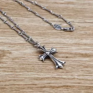 夏の大人カジュアルスタイル クロムハーツ CHROME HEARTS ネックレス 大人っぽく着こなせる