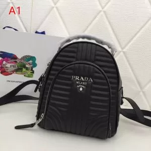 ファッション 春夏シンプルファッションでOK プラダ PRADA リュック 4色可選