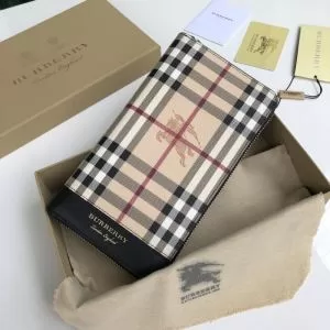財布ウォレッ バーバリー BURBERRY 大人カジュアル夏ファッション2020 暑い季節も大活躍