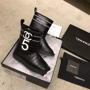2020秋のファッショントレンドはこれ2色可選 レザーブーツ 秋冬もちろん主役級 シャネル CHANEL 秋ファションのトレンド