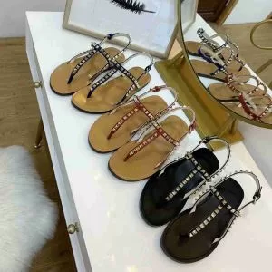 サンダル 3色可選 ヴァレンティノ VALENTINO 《2020年》今、注目のストリート 暑い季節も大活躍