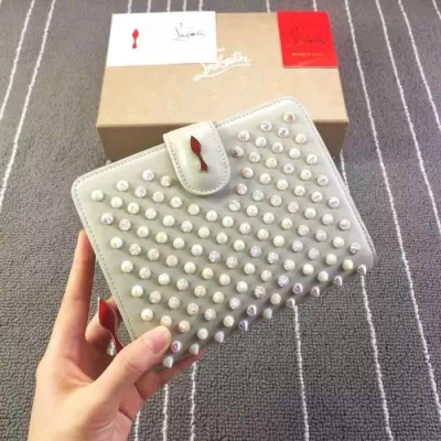 スタイリッシュな印象 クリスチャンルブタンChristian Louboutin 収納性が高い二つ折り財布