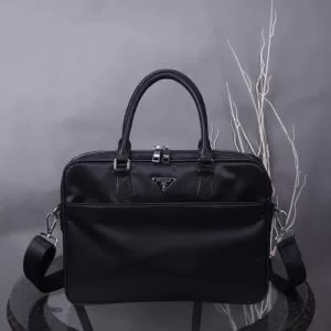 202020秋冬トレンドファッション プラダ PRADA 最新秋冬トレンドをチェック ハンドバッグ 秋冬流行りファション