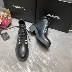 CHANEL おしゃれ感度が高い秋冬トレンド シャネル 先取り 20202020秋冬ファッション レザーブーツ