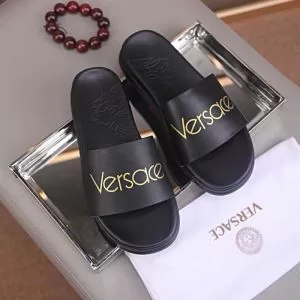 ヴェルサーチVERSACE 大人っぽく見せ新作 リッチな印象に サンダル 2020年最新ファッション