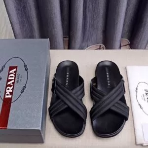 夏のコーデには欠かせない サンダル リラックス感のある着こなし プラダ PRADA 2020夏ファション新品