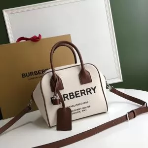 バーバリー 2020年春夏流行ファッション BURBERRY ぜひ今年のトレンドをチェック レディースバッグ 夏に良く似合うちょっと新品