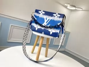レディースバッグ 一目惚れ級に ルイ ヴィトン 有名ブランドです LOUIS VUITTON 争奪戦必至