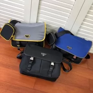 カジュアルコーデオシャレ プラダ PRADA 速報2020年秋ファッショントレンド ショルダーバッグ 優しい色味がかわいい