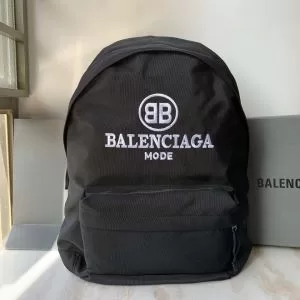 BALENCIAGA 秋冬もちろん主役級 リュック 大人かわいい秋冬コーデを楽しみ バレンシアガ 2020秋のファッショントレンドはこれ