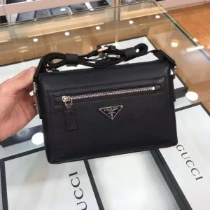 普段使いにも最適なアイテム プラダ PRADA ストリート感あふれ ミニバッグ
