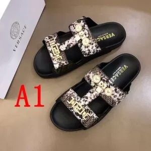 2色可選 キレイめ感が強い サンダル 夏らしい季節感 ヴェルサーチ きれいめ上品に VERSACE 2020年の夏のマスト