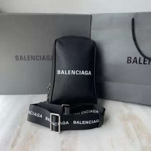 ショルダーバッグ バレンシアガ BALENCIAGA 速報2020年秋ファッショントレンド 今季トレンド新作はこれ